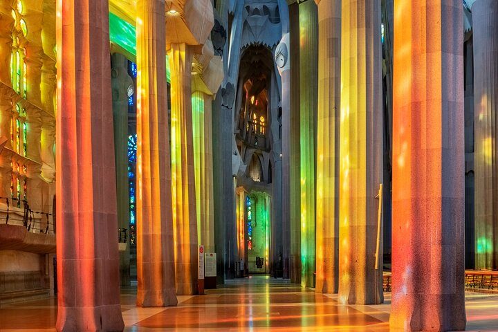Sagrada Familia Golden Hour Small Group and Fast-Track Tickets